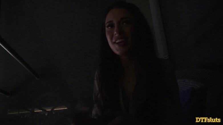 DTFSluts: Cameron Canela toma el cargo en el balcón con James