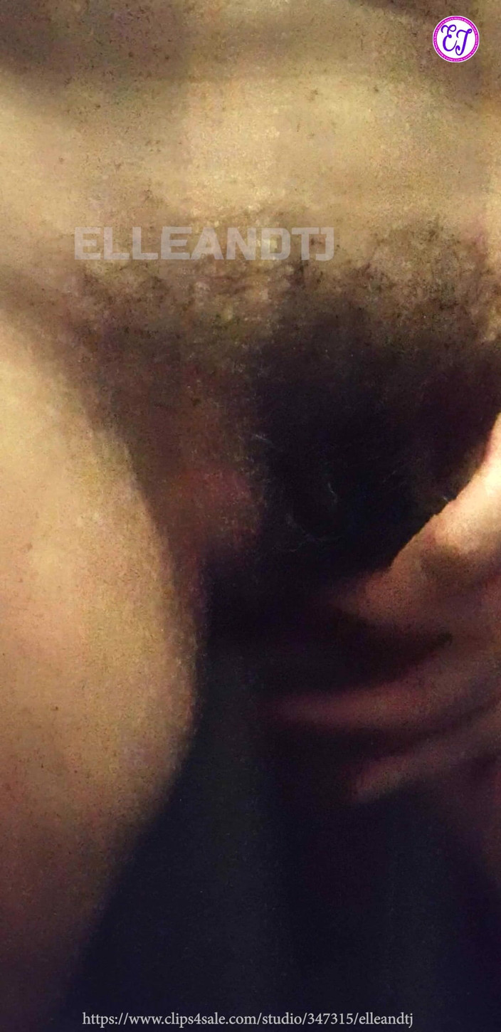 elleandtj: बालों वाली चोदने लायक मम्मी खुद में ऊँगली कर रही है