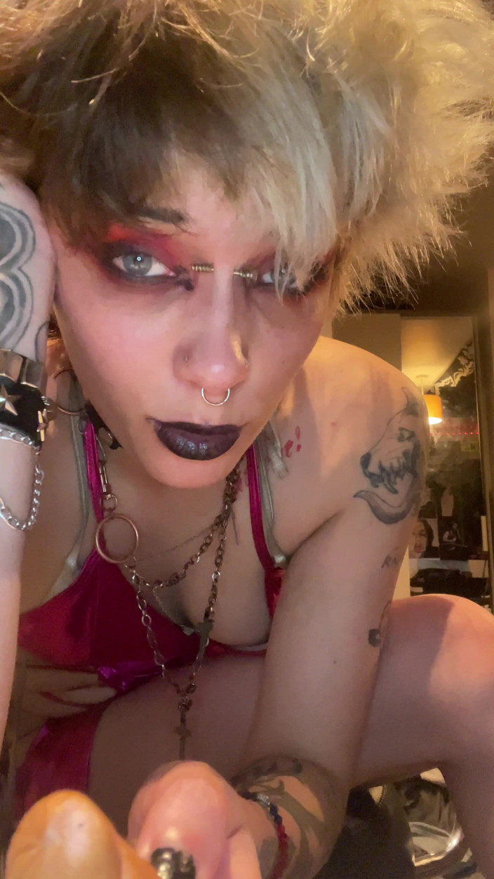 Glitterqueen1999: Goth Kawan Tinggal Di Atas Menangkap Awak Melancap Dan MemotongNya