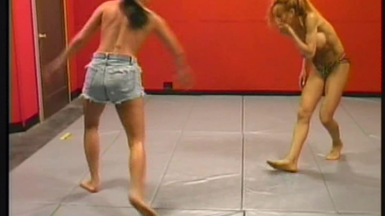THAGSON MILFS: Blonde en brunette babes worstelen en speelgoed tot extase