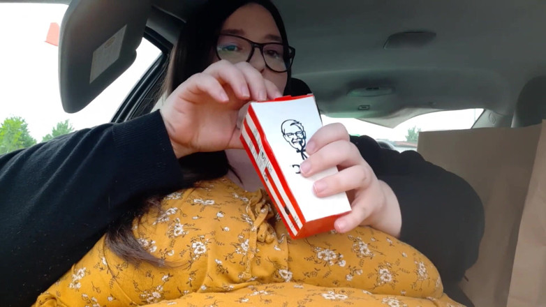 SSBBWLadyBrads: Ssbbw bbw se oddává lízání kfc prstů