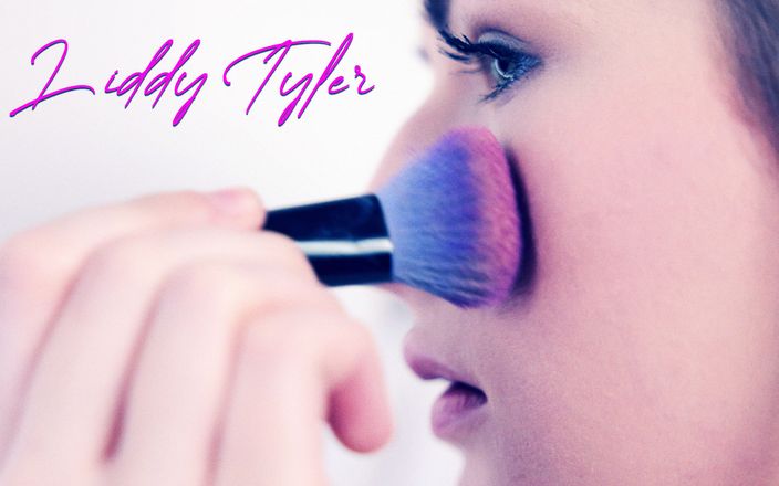 Liddy Tyler: Невинна Лідді Тайлер робить з дупи в рот зі своїм зрадливим вітчимом на її 18-й день народження