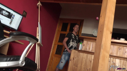 POV Bitch: 厄介な女の子は自家製POVファックで1つのコックを共有します