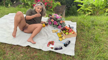 Naty Delgado: Piknikový den! Šukám si svou těsnou mokrou kundičku s výhledem na...