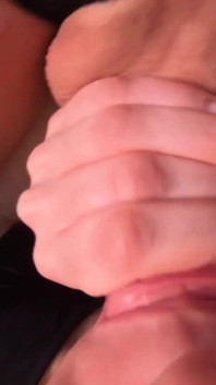 Teman wanita menghisap batang dengan lembut dan dapat pancutan mani dalam mulut - blowjob sudut pandangan pertama wanita