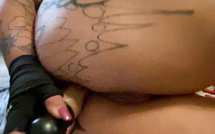 MzKiTTy91: Troia poliziotta pawg si scopa il culo con un enorme...