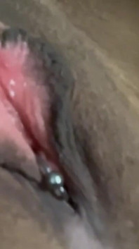 Ftm Femboy masturbuje s piercingem