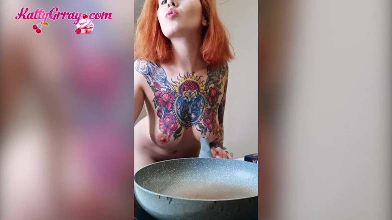 Katty Grray: Крошка с большими натуральными сиськами трахает пальцами киску, танцует и готовит на кухне