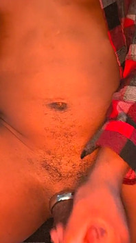 Un homme solo branle sa dose pour la journée