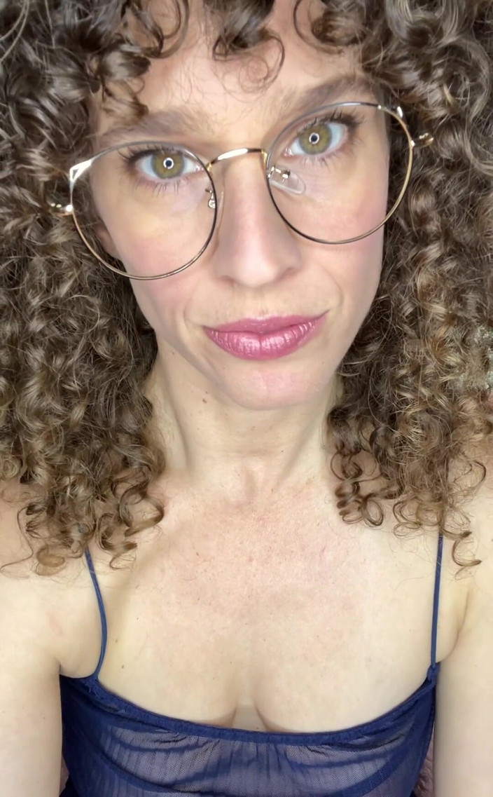 VibeWithMommy: Macecha JOI! Potřebuju tě.. Potřebuji, abys mi lízal nohy, prsty...