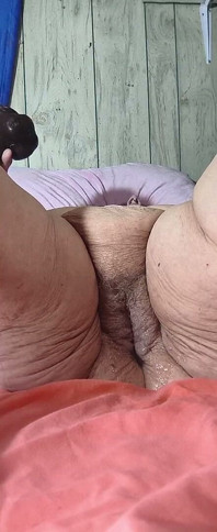 彼女はとても興奮していて、脚を大きく開き、そのゴム製のチンコが中に入る