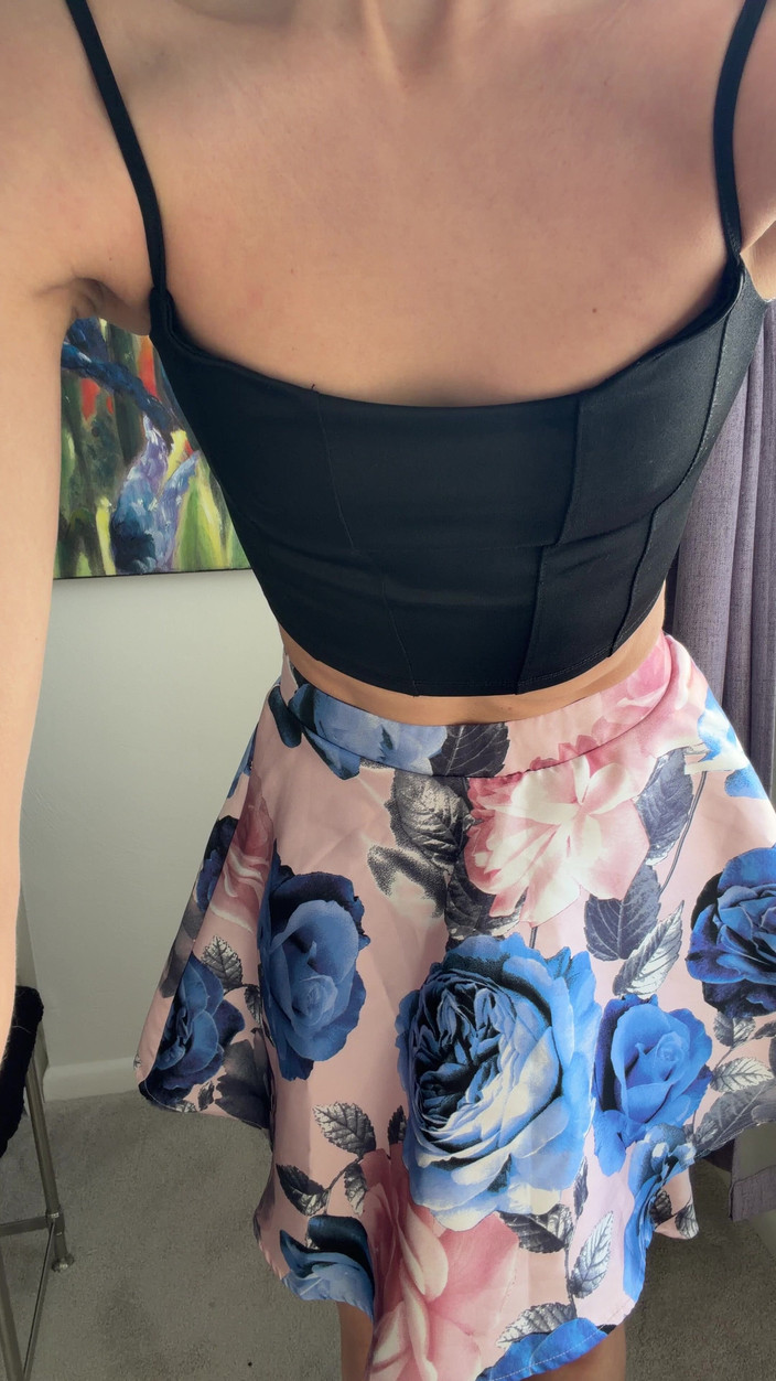 Ms_Emmy_Lynn: Falda de satén sin bragas se burlan de