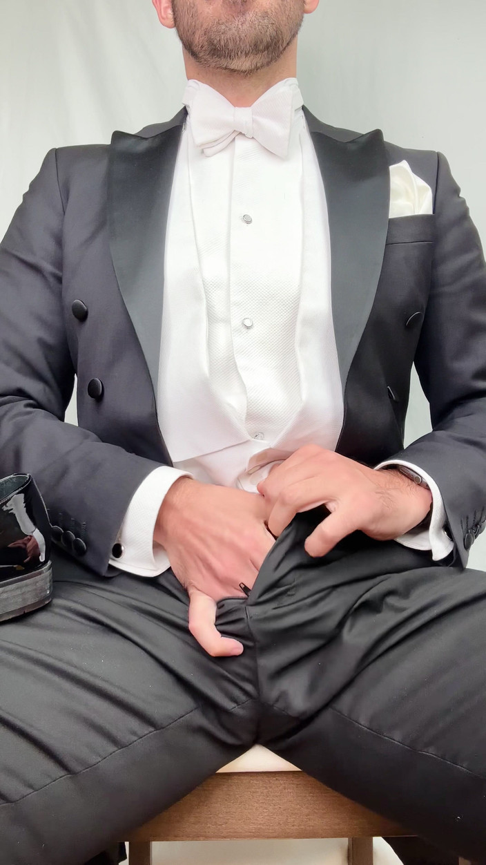 Master Shiny Shoes: Cumshot dalam jas ekor