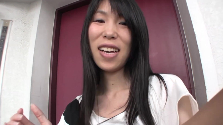 Asian Mature Climax: Gagica asiatică adeptătoare satisface pula unui tip în aer liber