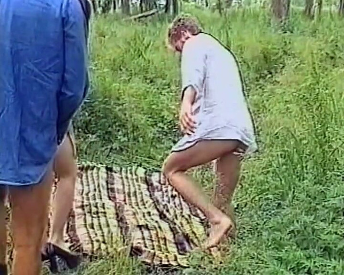 YOUR FIRST PORN: Sexy brunetka a dva ptáky