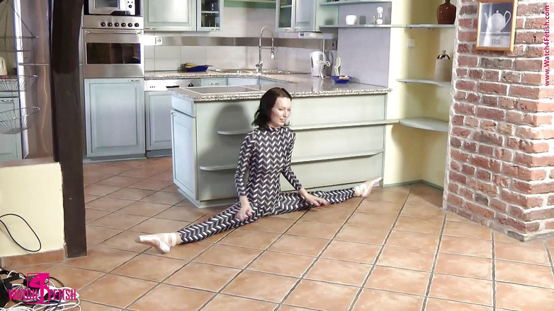 Watch4fetish: Taytlı kedi kıyafetinde esneklik