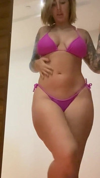 Paige își scutură curul și te tachinează înainte de a-și atinge pizda până la orgasm în fața ta