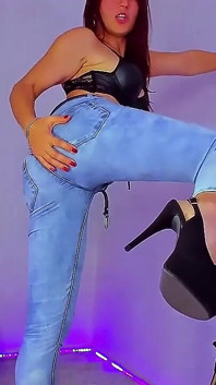 Kencing dengan jeans