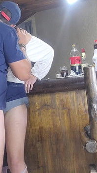 O tânără de 18 ani are parte de pula tatălui vitreg într-o pizdă mică și strâmtă reală