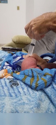 Wstrzyknięcie soli fizjologicznej o pojemności 60 cm3 w każdym jajku