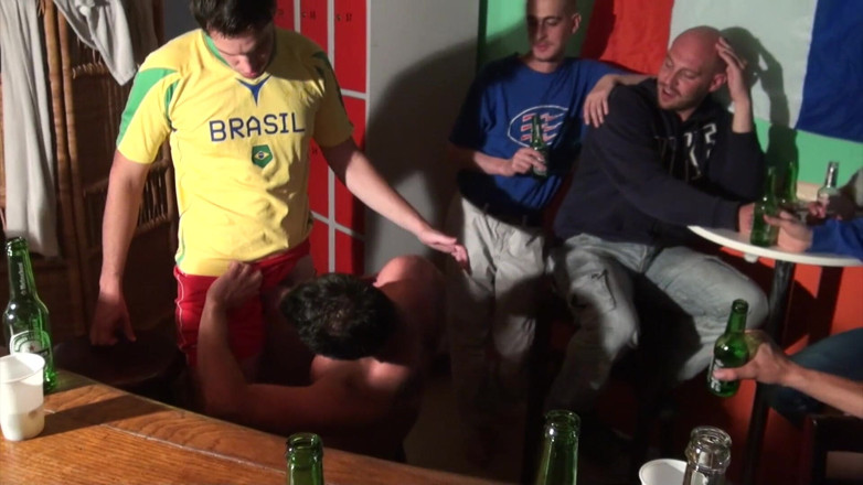 FETISH BDSM STUDIO: Due calciatori con piedi e piedi umiliazione in un bar