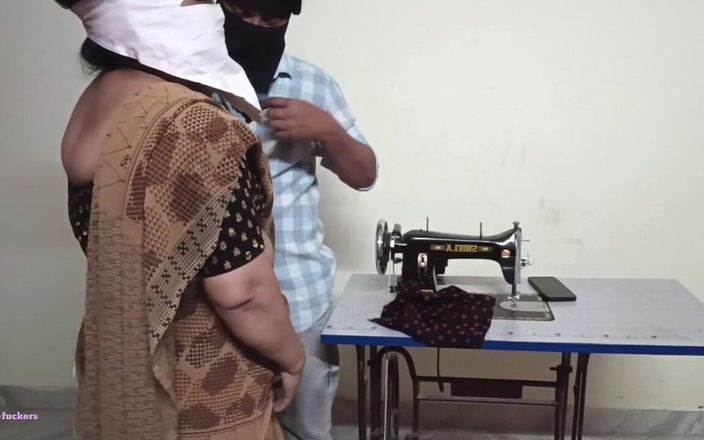 Telugu-fuckers: Телугу сусідська тітонька трахає кравця заради блузки після того, як ледве трахається з ними