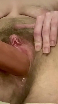 Cspot sessiz dildoyla inliyor ve sikiş diyor çünkü bu çok iyi hissettiriyor