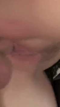 Une fille sexy se fait baiser dans la voiture