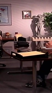 Erkek delisi orta yaşlı seksi kadın patronunu masada sikiyor