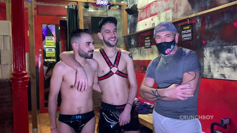 Bareback fetish studio from Madrid: Con đĩ gợi cảm bị bạn của anh ấy đụ thô bạo trong...