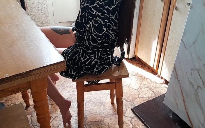 Lesbian-illusion: 私は隣人がキッチンで自慰行為をしているのを見て、彼女に加わります