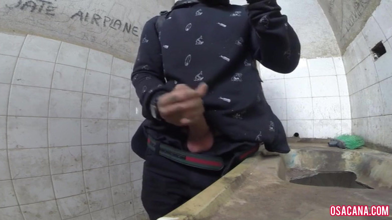 World Gay: Ho saltato il muro per masturbarmi nel capanno tremante