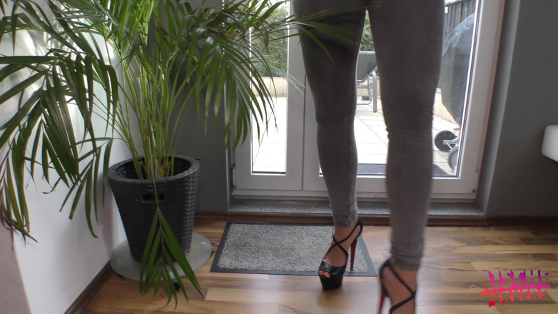 Aische Pervers: La magnifica ragazza tedesca dice porcate mentre prova i tacchi...