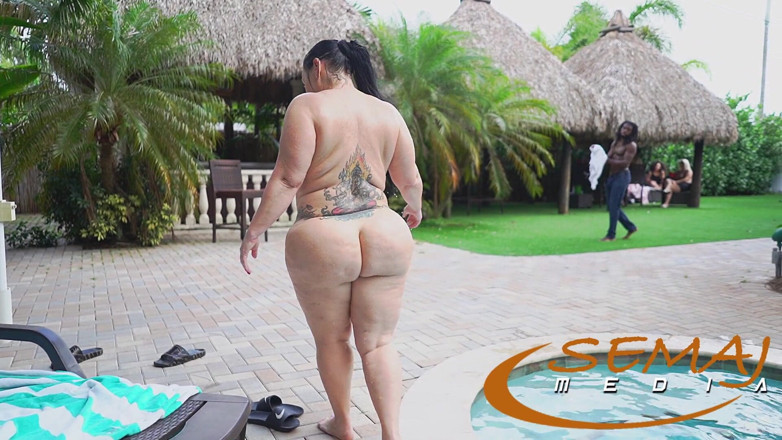 Semaj Media: Awek montel Media Semaj Betty berjalan bogel di tepi kolam