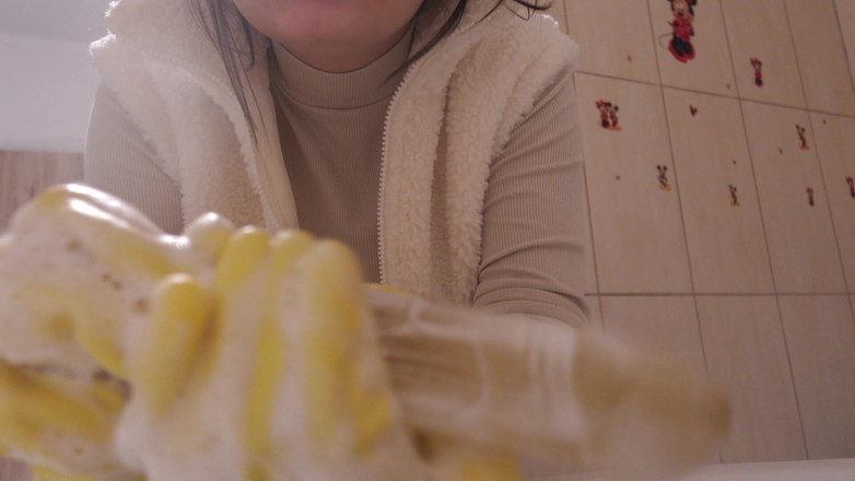 AmayaMori: 黄色い食器洗い手袋をした義理の妹がディルドと白い泡、石鹸をたくさん使ってお風呂に入っています