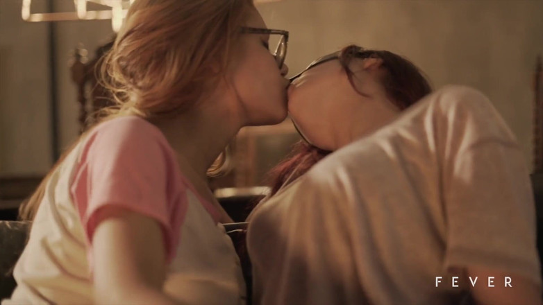 Fever Films: Sex lesbian incredibil de pasional