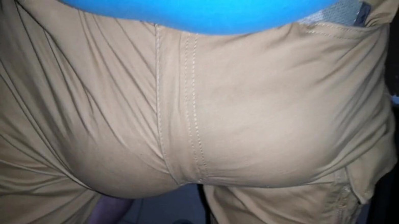 Monster_Meat_: Une bosse dans un glory hole au bar montre sa...