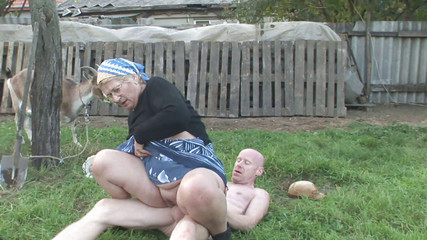 Old PIGS XXX: Babička s velkým zadkem má ráda sperma na kozách a...