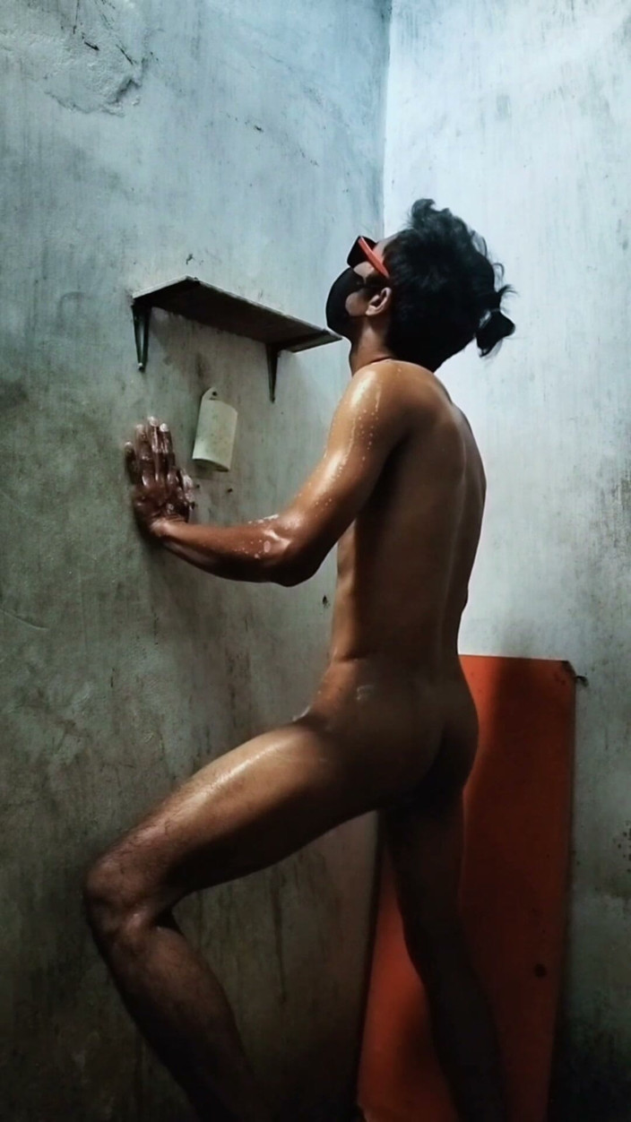 Bhoki moruru: Take a Shower with Me.