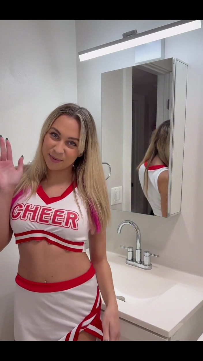 Tiffstreatsxoxo: Cheerleader Pees in the Sink!