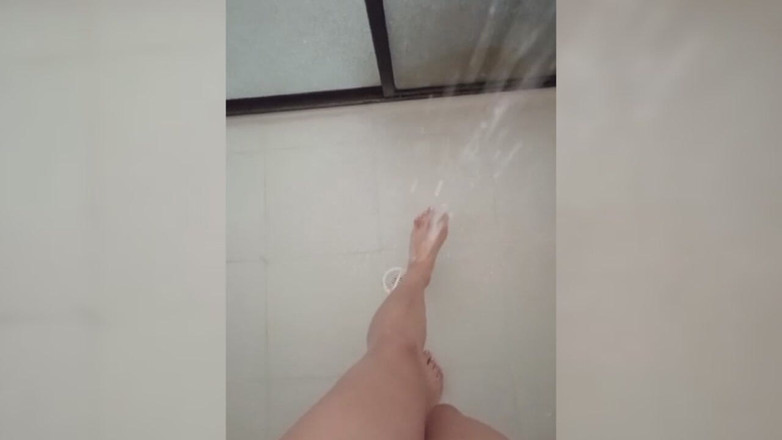 Lulu sweet: Sexy nohy ve sprše