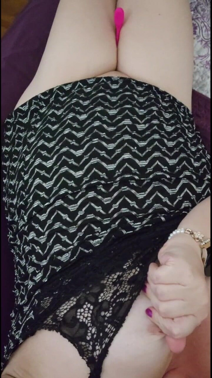 Dainty Deviant: MILF bengkung panas membenarkan lelaki tanpa nama mengawal vibe Bluetooth...