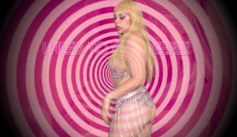 Goddess Misha Goldy: Küçük yarak emen kadın kılıklı sürtüğün içine dönüşüyor!