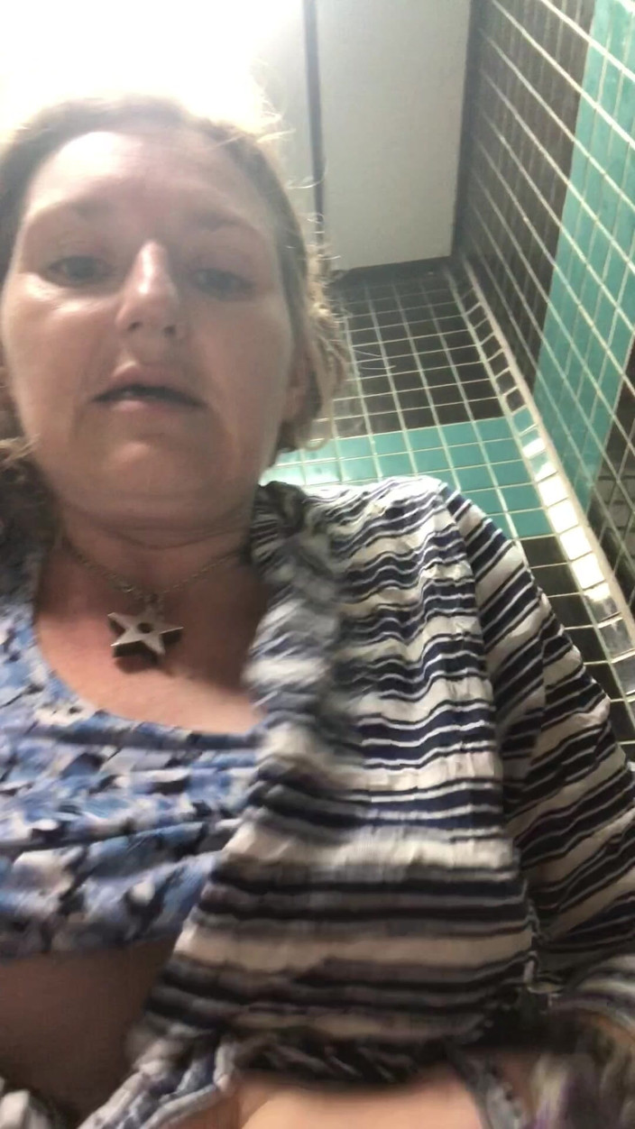 Pissing Paradise: Desperate Cougar robi masywne siusiu w Dallas jako część jej "sikanie...