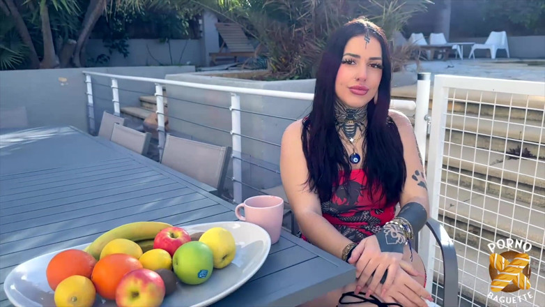 Porno Baguette: Laeticia, silna osobowość w pięknym ciele!