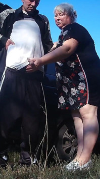 Moja dziewczyna trzyma mojego penisa, podczas gdy sikam, a następnie daje mi loda na zewnątrz