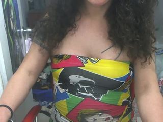 Nikki Montero: Wilde pronken met mijn schattige jurk van een webcamshow