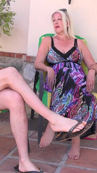 AuntJudysXXX - Peituda madura milf Maggie Moon encontra um fã de Aj de férias