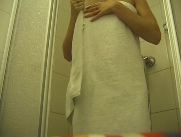 Flash Model Amateurs: 小さなtittedブロンドの女の子はシャワーを取ります