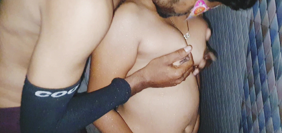 Desi_partycapal: Viendo bhabhi bañándose en el baño, la follé